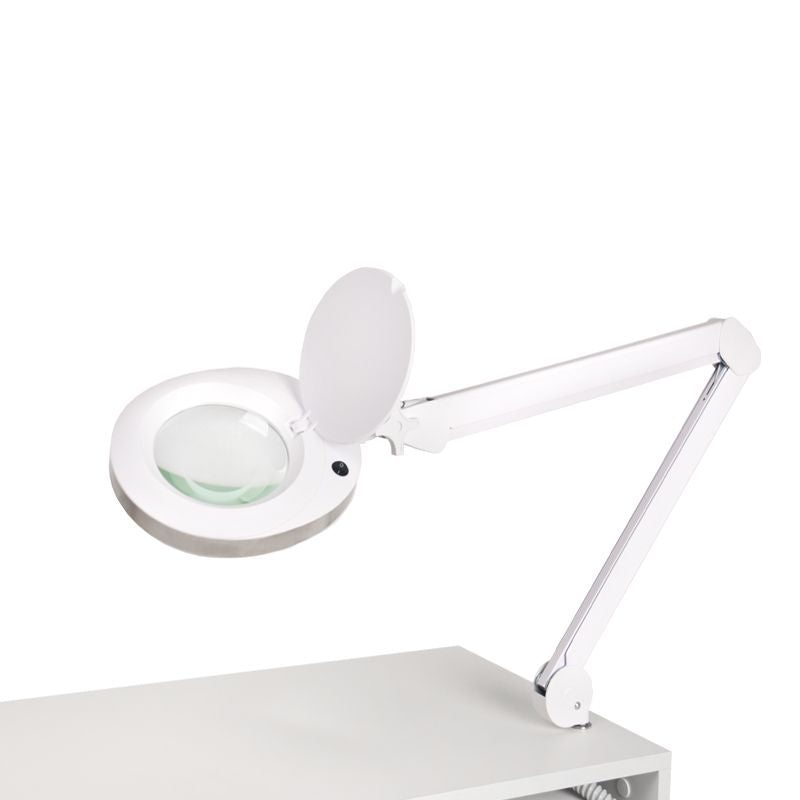 Witte verstelbare loeplamp met arm boven bureau, ideaal voor pedicurebehandelingen