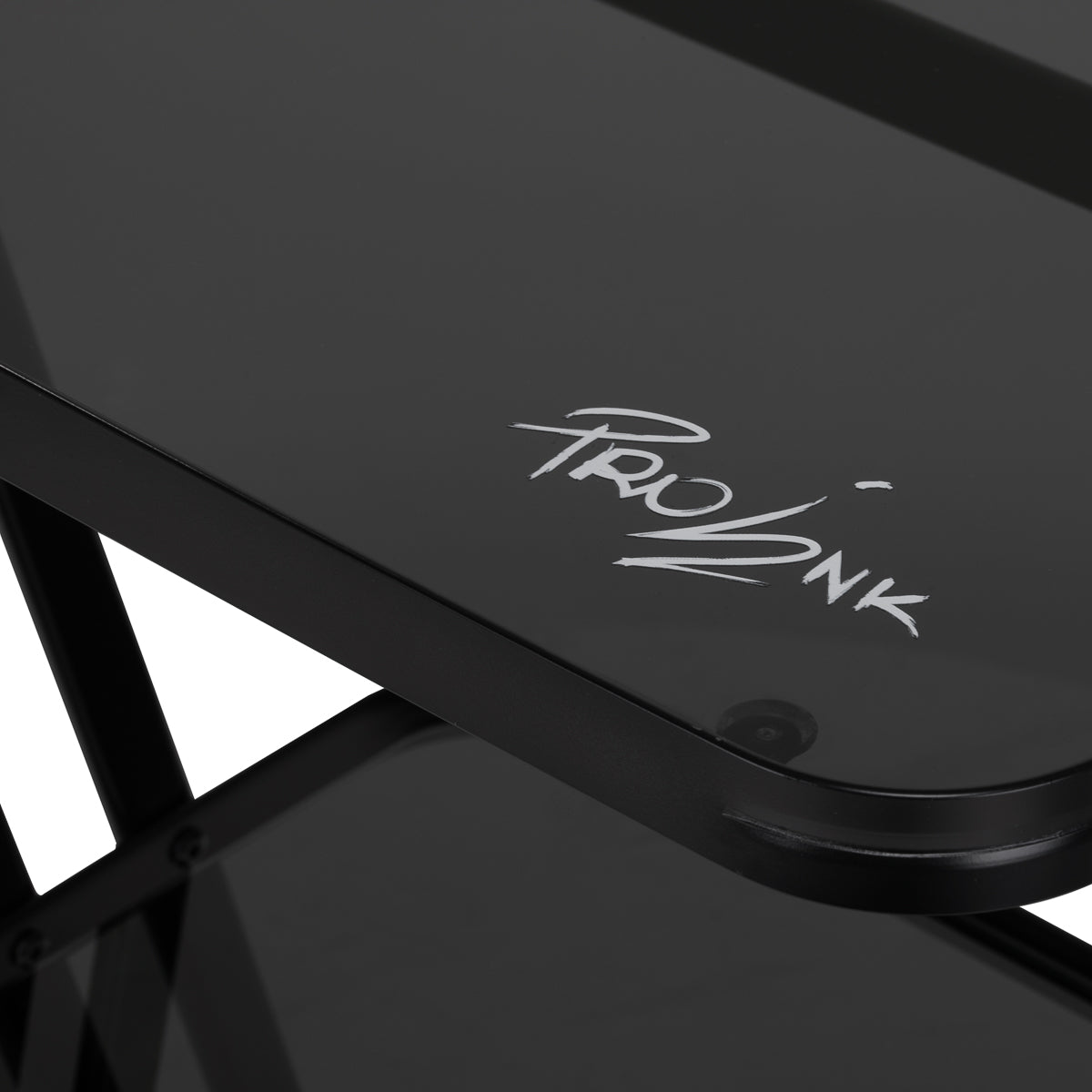 Verrijdbare zwarte werktafel met PRO INK-logo op het blad en metalen frame.