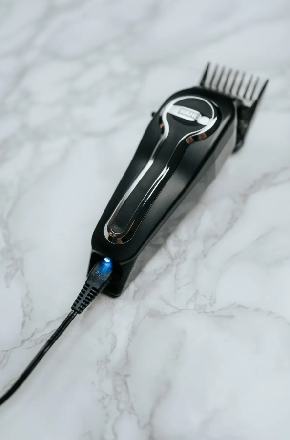 De trimmer voor mannen is zowel draadloos (tot wel 100 minuten) als bedraad te gebruiken en is uitgerust met snellaadfunctie